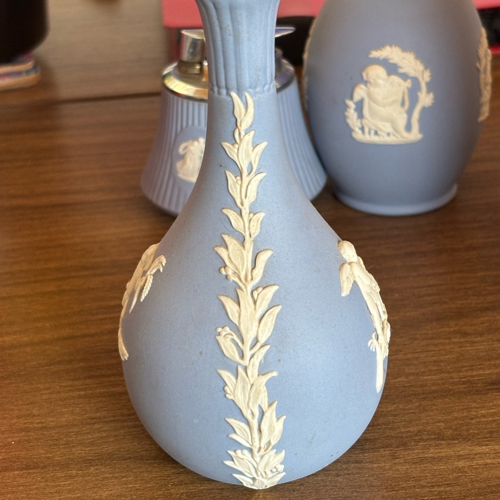 Wedgwood Light Blue Jasperware Dish with White Relief Accents - Picture 3 of 5